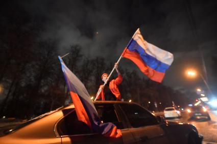 Москва.   Ночной патриотический  автопробег в поддержку ЛНР и ДНР `Своих не бросаем!` прошел в Москве.