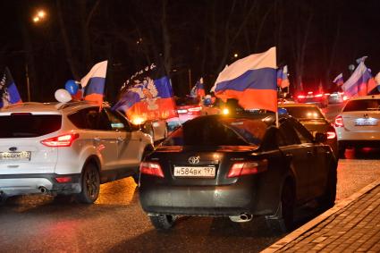 Москва.   Ночной патриотический  автопробег в поддержку ЛНР и ДНР `Своих не бросаем!` прошел в Москве.