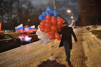 Москва.   Ночной патриотический  автопробег в поддержку ЛНР и ДНР `Своих не бросаем!` прошел в Москве.