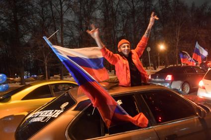 Москва.   Ночной патриотический  автопробег в поддержку ЛНР и ДНР `Своих не бросаем!` прошел в Москве.