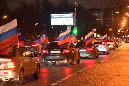 Москва.   Ночной патриотический  автопробег в поддержку ЛНР и ДНР `Своих не бросаем!` прошел в Москве.