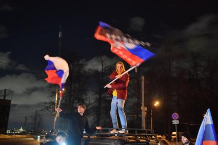 Москва.   Ночной патриотический  автопробег в поддержку ЛНР и ДНР `Своих не бросаем!` прошел в Москве.