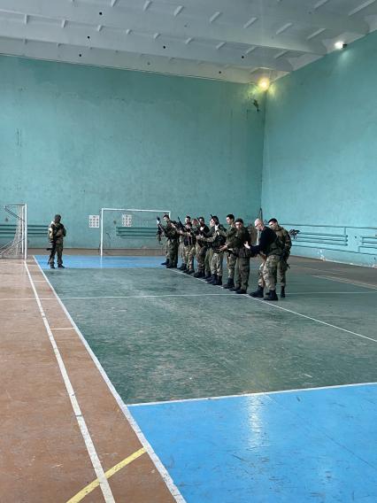 Донецк. Бойцы народной милиции ДНР во время тренировки в спортивном зале.