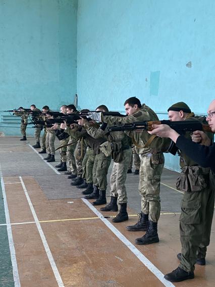 Донецк. Бойцы народной милиции ДНР во время тренировки в спортивном зале.