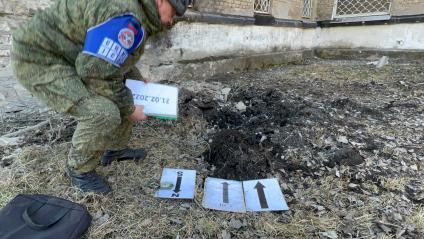 Донецк. Здание 56-й школы, пострадавшее в результате ночного обстрела. Во дворе взорвался 122-милиметровый снаряд, разбив стеклопакеты.