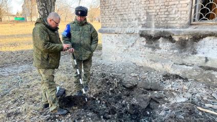 Донецк. Здание 56-й школы, пострадавшее в результате ночного обстрела. Во дворе взорвался 122-милиметровый снаряд, разбив стеклопакеты.