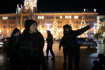 Екатеринбург. Сотрудники полиции задерживают участников несогласованной акции против войны. ВС РФ были введены на территорию ДНР и ЛНР в рамках специальной операции по демилитаризации Украины