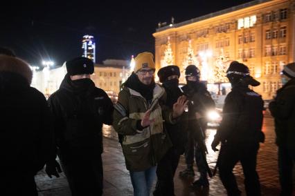 Екатеринбург. Сотрудники полиции задерживают участников несогласованной акции против войны. ВС РФ были введены на территорию ДНР и ЛНР в рамках специальной операции по демилитаризации Украины