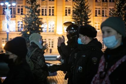 Екатеринбург. Сотрудники полиции задерживают участников несогласованной акции против войны. ВС РФ были введены на территорию ДНР и ЛНР в рамках специальной операции по демилитаризации Украины