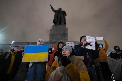 Екатеринбург. Уучастники несогласованной акции против войны. ВС РФ были введены на территорию ДНР и ЛНР в рамках специальной операции по демилитаризации Украины