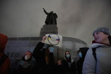 Екатеринбург. Уучастники несогласованной акции против войны. ВС РФ были введены на территорию ДНР и ЛНР в рамках специальной операции по демилитаризации Украины