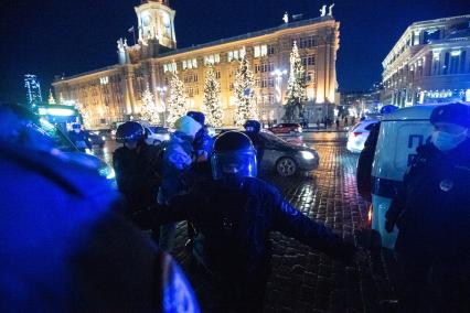 Екатеринбург. Сотрудники полиции задерживают участников несогласованной акции против войны. ВС РФ были введены на территорию ДНР и ЛНР в рамках специальной операции по демилитаризации Украины