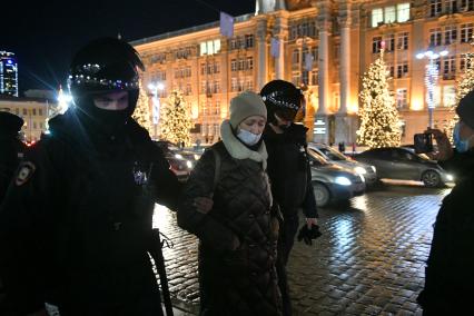 Екатеринбург. Сотрудники полиции задерживают участников несогласованной акции против войны. ВС РФ были введены на территорию ДНР и ЛНР в рамках специальной операции по демилитаризации Украины