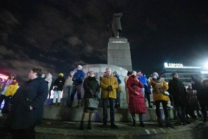 Екатеринбург. Уучастники несогласованной акции против войны. ВС РФ были введены на территорию ДНР и ЛНР в рамках специальной операции по демилитаризации Украины