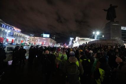 Екатеринбург. Уучастники несогласованной акции против войны. ВС РФ были введены на территорию ДНР и ЛНР в рамках специальной операции по демилитаризации Украины