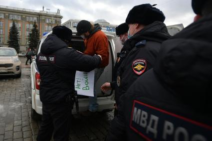 Екатеринбург. Сотрудники полиции задерживают мужчину стоящего с одиночным пикетом против войны. ВС РФ были введены на территорию ДНР и ЛНР в рамках специальной операции по демилитаризации Украины