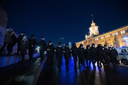 Екатеринбург. Сотрудники полиции задерживают участников несогласованной акции против войны. ВС РФ были введены на территорию ДНР и ЛНР в рамках специальной операции по демилитаризации Украины