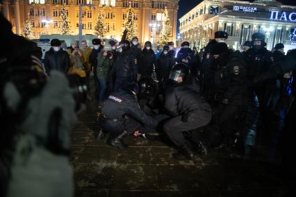 Екатеринбург. Сотрудники полиции задерживают участников несогласованной акции против войны. ВС РФ были введены на территорию ДНР и ЛНР в рамках специальной операции по демилитаризации Украины