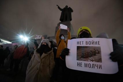 Екатеринбург. Уучастники несогласованной акции против войны. ВС РФ были введены на территорию ДНР и ЛНР в рамках специальной операции по демилитаризации Украины