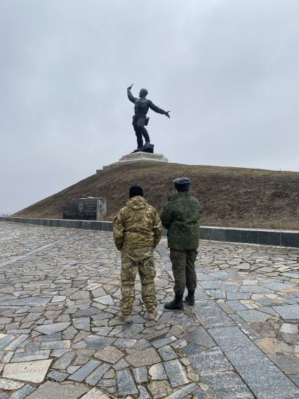 Луганская область. Славяносербский район. Памятник Политработникам Советской армии `Комбат`.