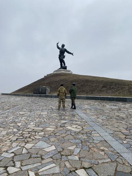 Луганская область. Славяносербский район. Памятник Политработникам Советской армии `Комбат`.