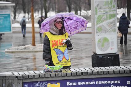 Москва. Промоутер во время работы на улице.