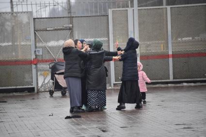 Москва. Цыгане на станции `Удельная`.