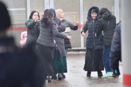 Москва. Цыгане на станции `Удельная`.