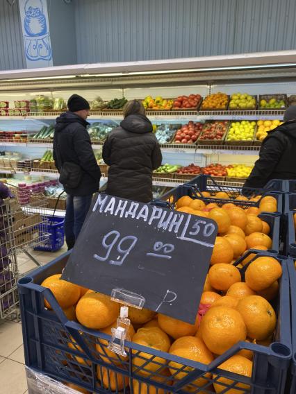 Донецк. Ценник на мандарины в продуктовом магазине.