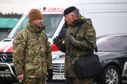 Белоруссия. Брестская область. Военный атташе Германии и Белоруссии Андреас Ляйбнер (справа) во время совместных учений России и Белоруссии `Союзная решимость-2022` на полигоне Обуз-Лесновский.