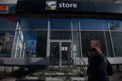 Екатеринбург. Магазин \'Cstore\', оффициальный  партнер Apple. На фоне войны в Украине и введения санкций против России, возросли цены на электронику, бытовую технику и прочие товары иностранного производства