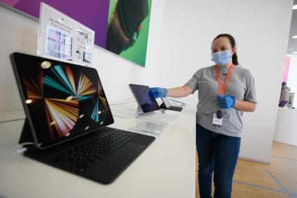 Екатеринбург. Магазин \'Cstore\', оффициальный партнер Apple. На фоне войны в Украине и введения санкций против России, возросли цены на электронику, бытовую технику и прочие товары иностранного производства