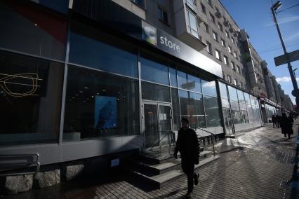 Екатеринбург. Магазин \'Cstore\', оффициальный партнер Apple. На фоне войны в Украине и введения санкций против России, возросли цены на электронику, бытовую технику и прочие товары иностранного производства