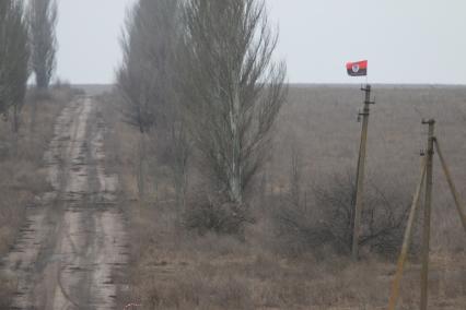 Донецкая область. с.Николаевка. Флаг одного из подразделений `Правого сектора` (террористическая организация, запрещенная в РФ) на одной из опор ЛЭП.