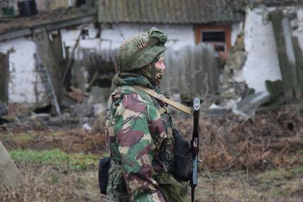 Донецкая область. Военная операции РФ по демилитаризации Украины. Военносужащий в одном из освобожденных сел перед началом наступления.