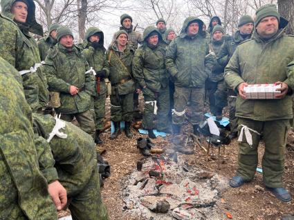 Донецкая область. с.Гранитное. Военная операции РФ по демилитаризации Украины. Бойцы народной милиции ДНР греются у костра.