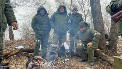 Донецкая область. с.Гранитное. Военная операции РФ по демилитаризации Украины. Бойцы народной милиции ДНР греются у костра.