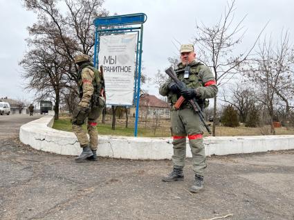 Донецкая область. с.Гранитное. Военная операции РФ по демилитаризации Украины. Бойцы народной милиции ДНР на улицах освобожденного села.