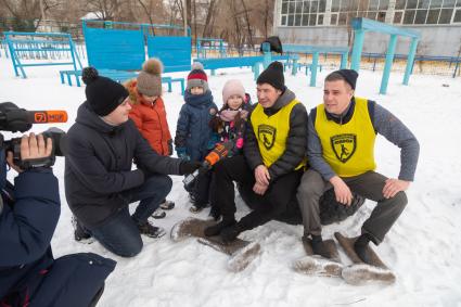 Красноярск.  На базе футбольного клуба `Юниор`провели семейный спортивный праздник под названием `Зимняя классика: футбол в валенках`.