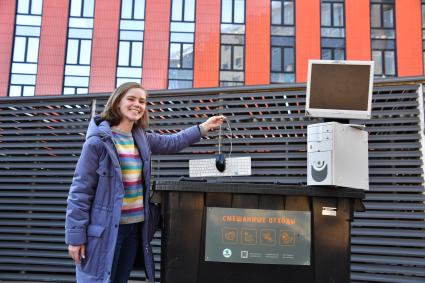 Москва.  Девушка хочет выбросить старый компьютер.