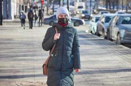 Пермь. Девушка в защитной маске на одной из улиц города.