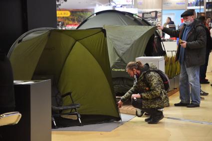 Москва.  Посетители  международной выставки `Охота и рыболовство на Руси` в ЦВК`Экспоцентр`.