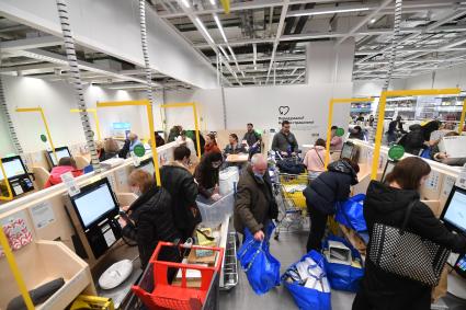 Московская область. Покупатели в магазине IKEA в торговом центре. Шведская компания товаров для дома IKEA объявила о приостановке деятельности с 4 марта в России.