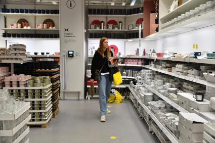 Московская область. Девушка в магазине IKEA в торговом центре. Шведская компания товаров для дома IKEA объявила о приостановке деятельности с 4 марта в России.