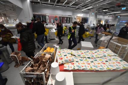 Московская область. Покупатели в магазине IKEA в торговом центре. Шведская компания товаров для дома IKEA объявила о приостановке деятельности с 4 марта в России.