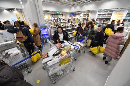 Московская область. Покупатели в магазине IKEA в торговом центре. Шведская компания товаров для дома IKEA объявила о приостановке деятельности с 4 марта в России.