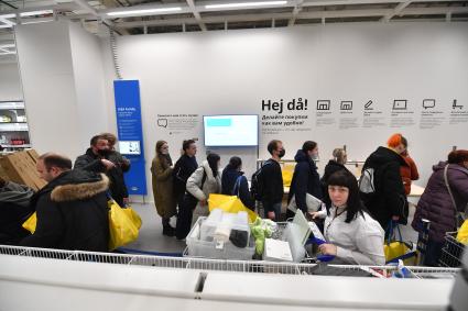 Московская область. Покупатели в очереди в магазине IKEA. Шведская компания товаров для дома IKEA объявила о приостановке деятельности с 4 марта в России.