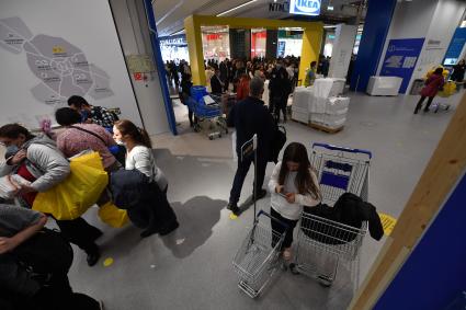 Московская область. Покупатели в очереди в магазин IKEA в торговом центре. Шведская компания товаров для дома IKEA объявила о приостановке деятельности с 4 марта в России.