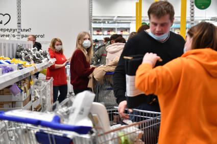 Московская область. Покупатели в магазине IKEA в торговом центре. Шведская компания товаров для дома IKEA объявила о приостановке деятельности с 4 марта в России.