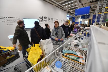 Московская область. Покупатели в магазине IKEA в торговом центре. Шведская компания товаров для дома IKEA объявила о приостановке деятельности с 4 марта в России.